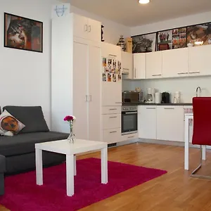 trendy-danube-apartment-close-to-un.vienna-besthotels.com/